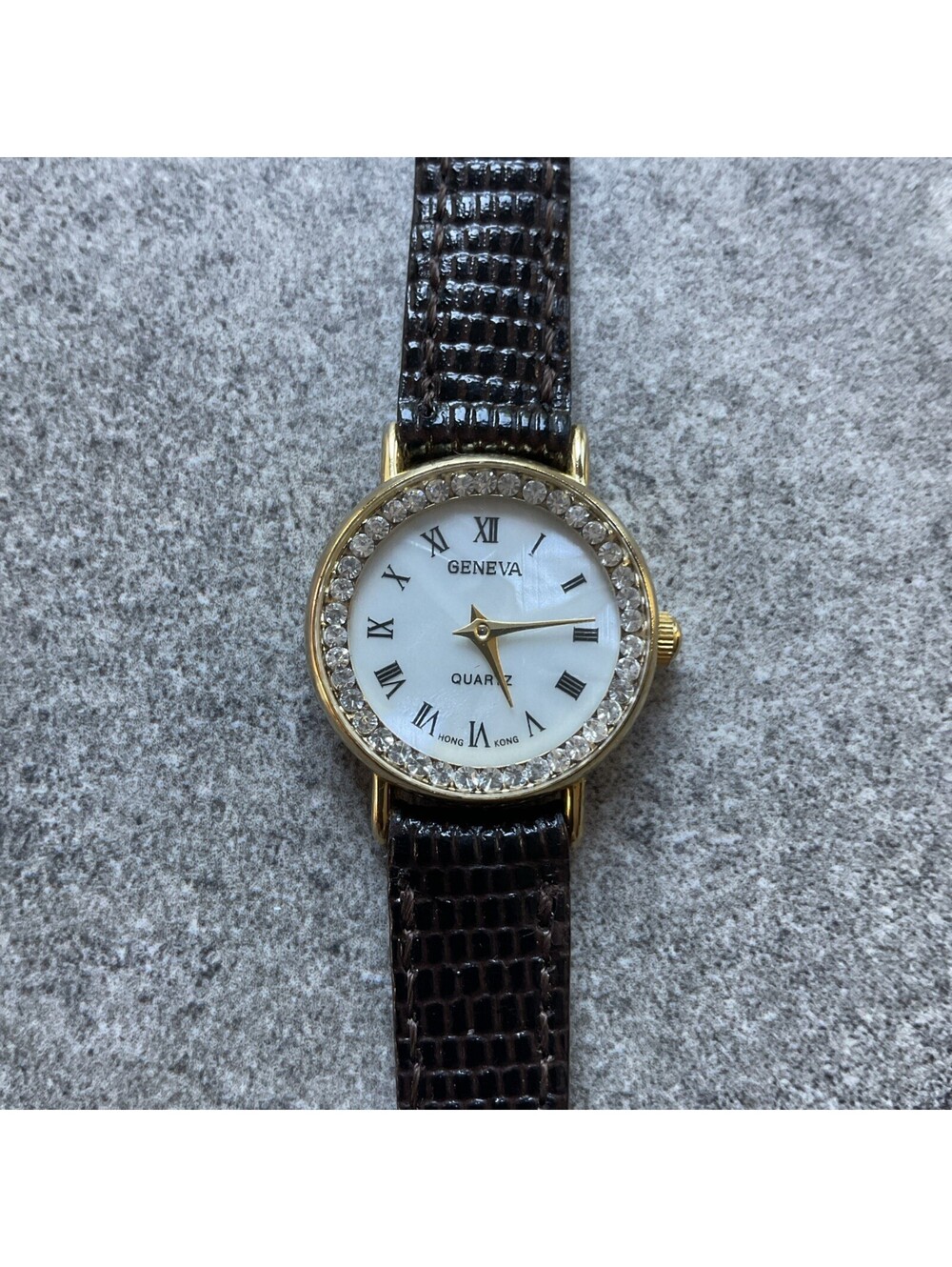 Beautiful Vintage Geneva Women’s Watch 22mm Gold Tone Case MOP Dial A14
